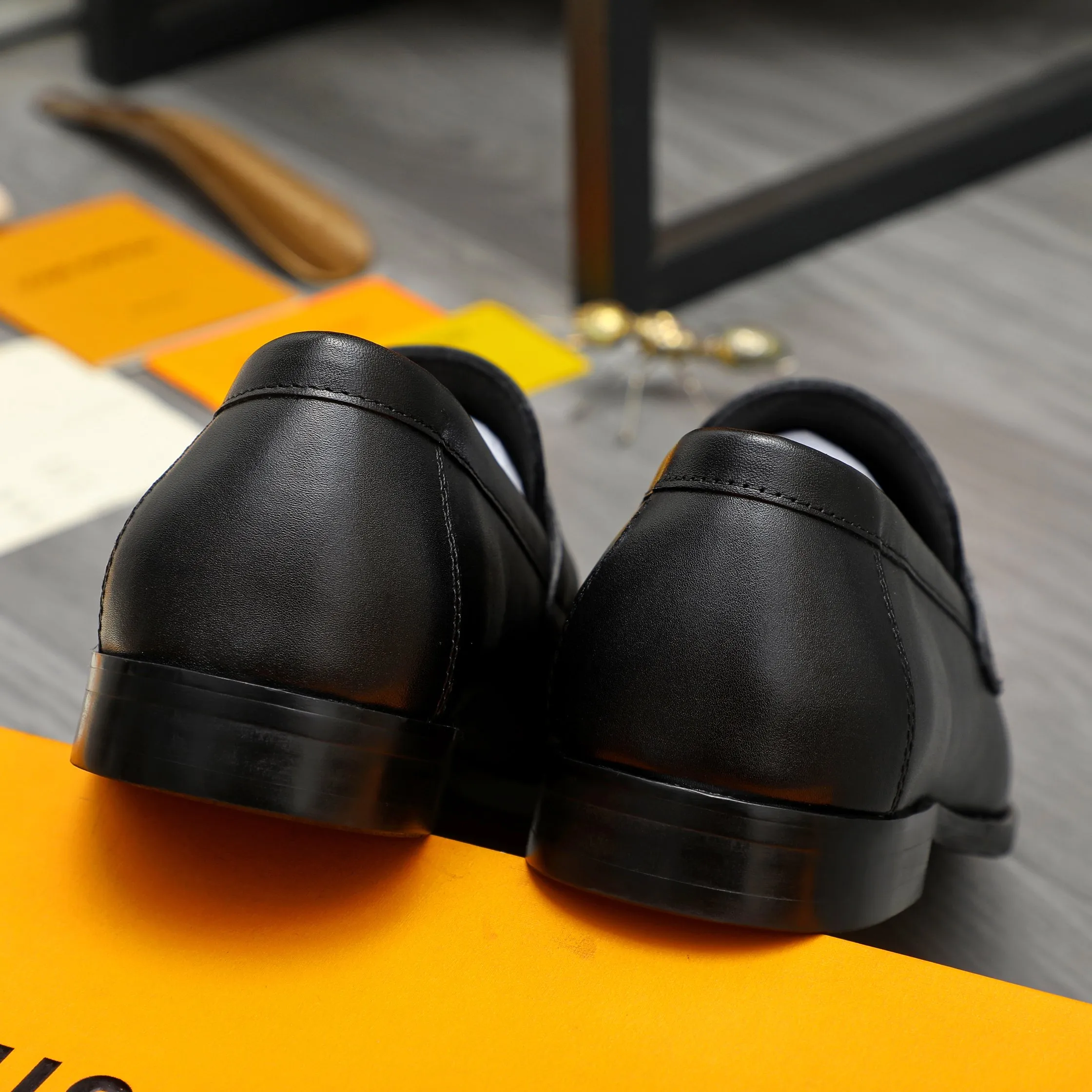 Men's shoes 💰p442 Product trademark: LV (Louis Vuitton) business slip-on leather shoes. Regular size: 38-45 (45 is custom-made and non-returnable) Product materials: Selected high-quality cowhide upper, cowhide lining, original rubber outsole